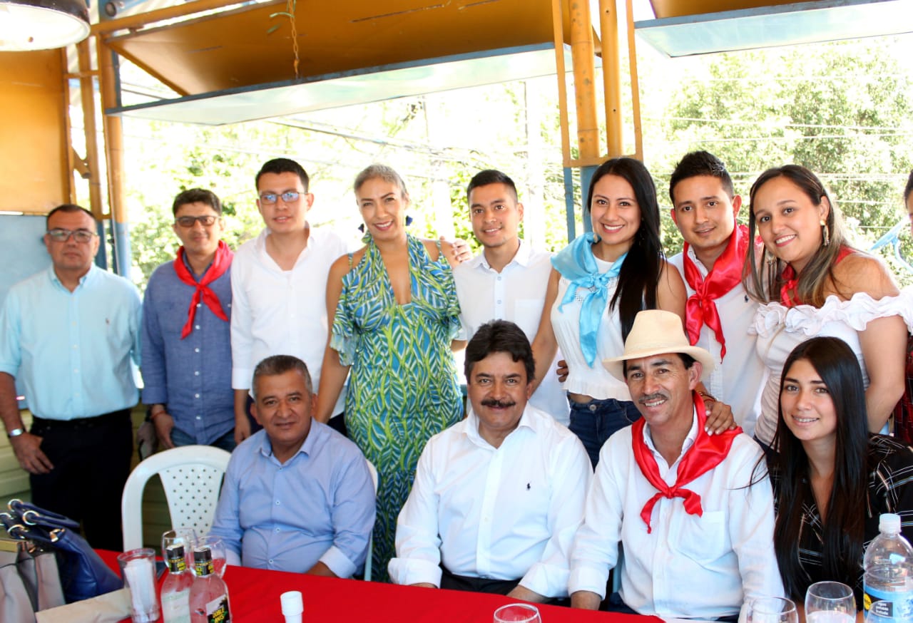 De pie: José Nelson Polonia, Cesar Islandia, Cesar Velandia, Grenfel Lozano, Sandra Arrieta, Andrés Acuña, Andrea Navia, Cesar Cortes y Jenny Vargas. Sentados: Armando Acuña, Gobernador del Huila, Carlos Julio González, William González Henao presidente de la Asamblea y Laura Vanesa González.